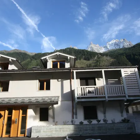 Les Lanchers In The Center Of 5*